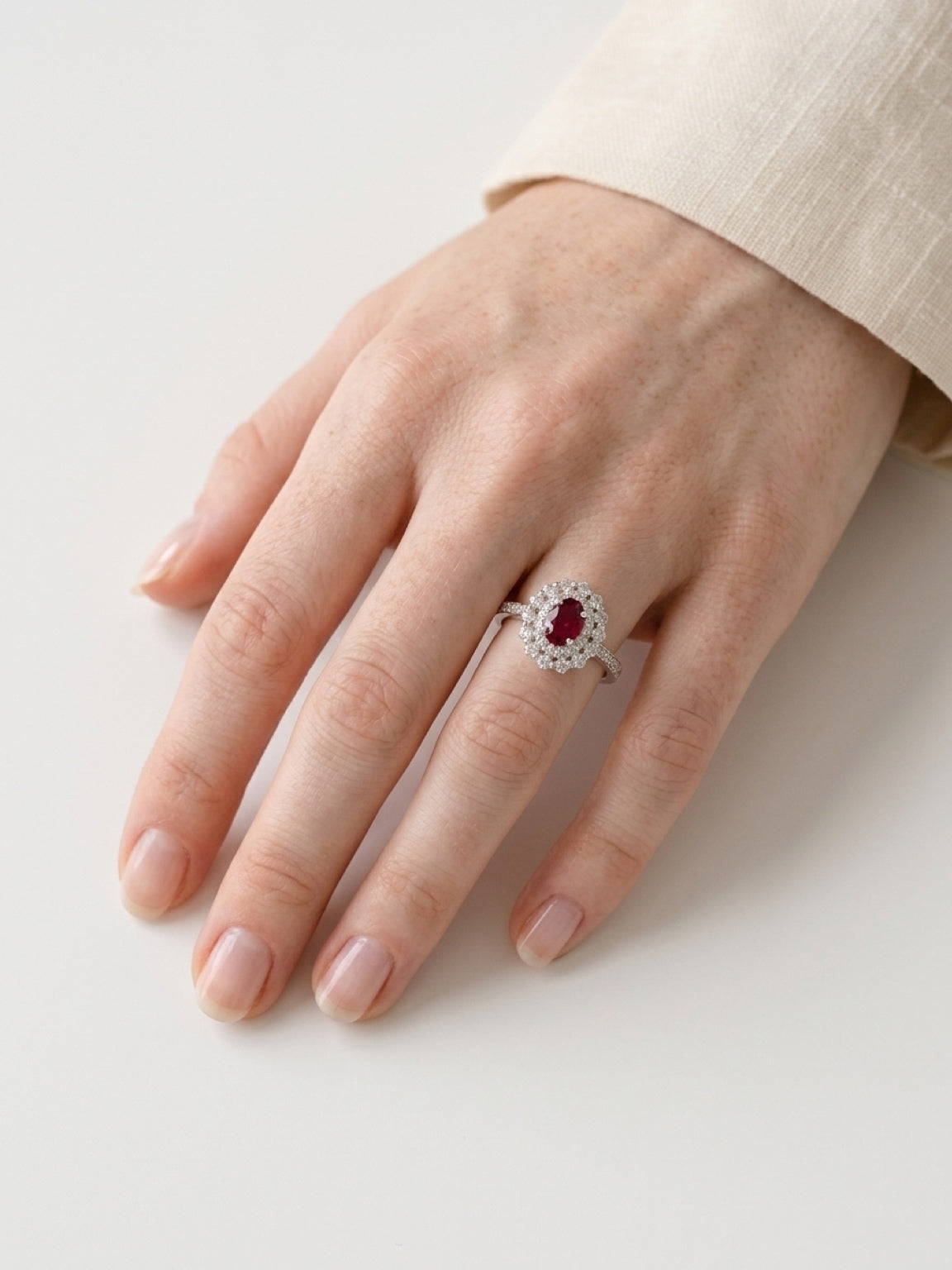 Anello in oro bianco diamanti e rubino Giorgio Visconti ABX17238R