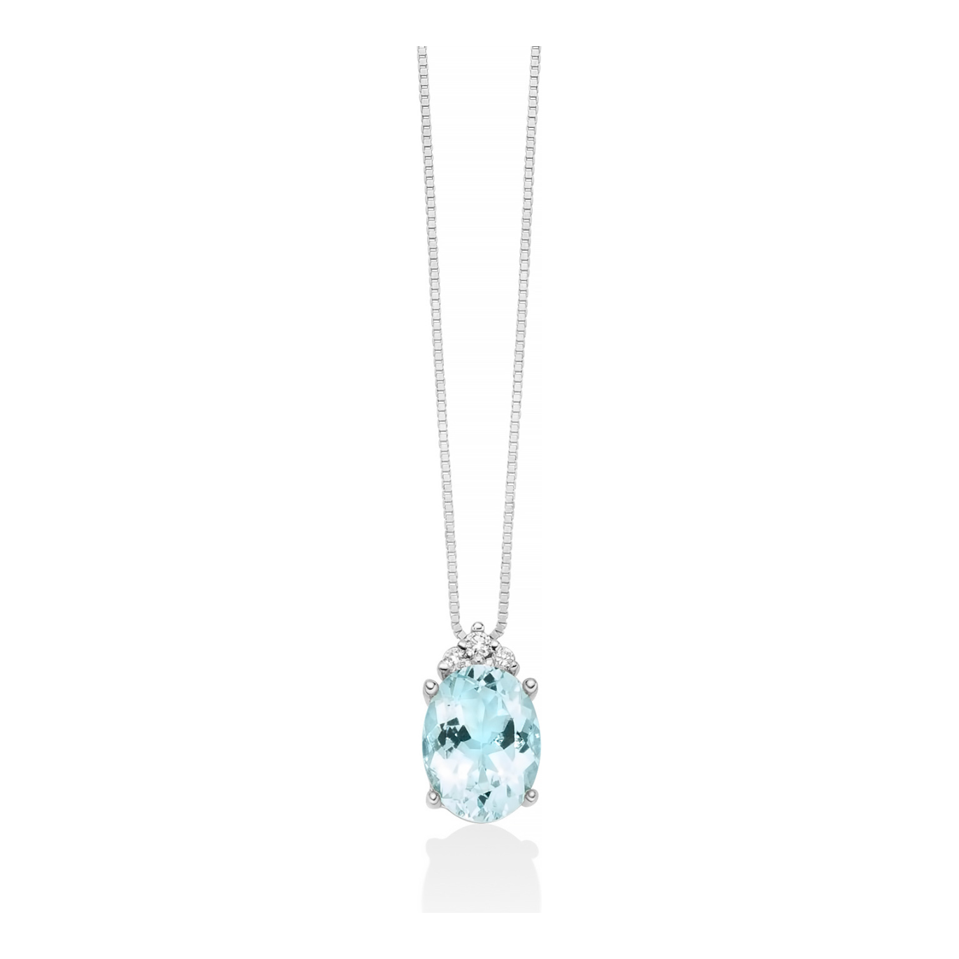Collana in oro bianco e acquamarina ovale. La collana è impreziosita da 3 diamanti posti sull'occhiello del pendente. Gemma: Nr. 1 acquamarina taglio ovale 8x6 mm; nr. 3 diamanti naturale taglio brillante 3,05 pt oro bianco 18 kt.