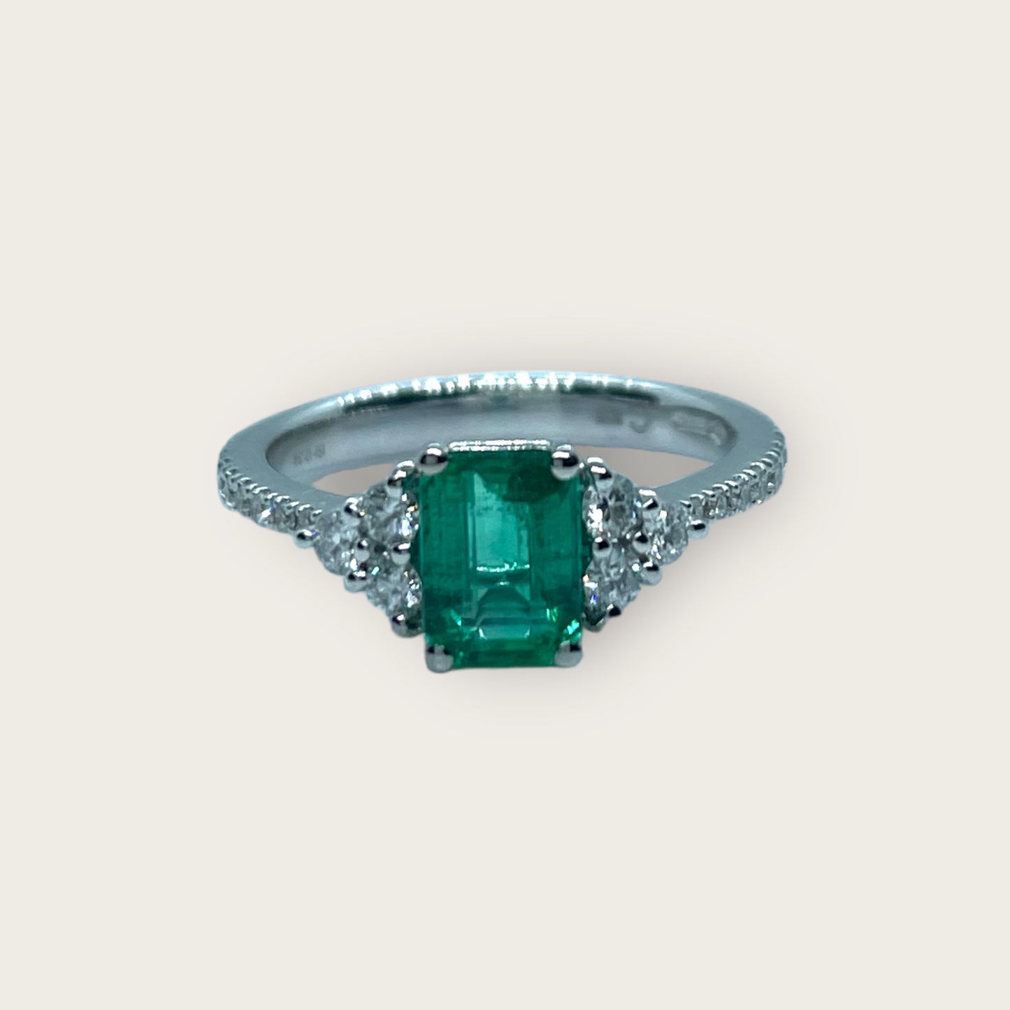 Anello in oro con diamanti e smeraldo Crivelli