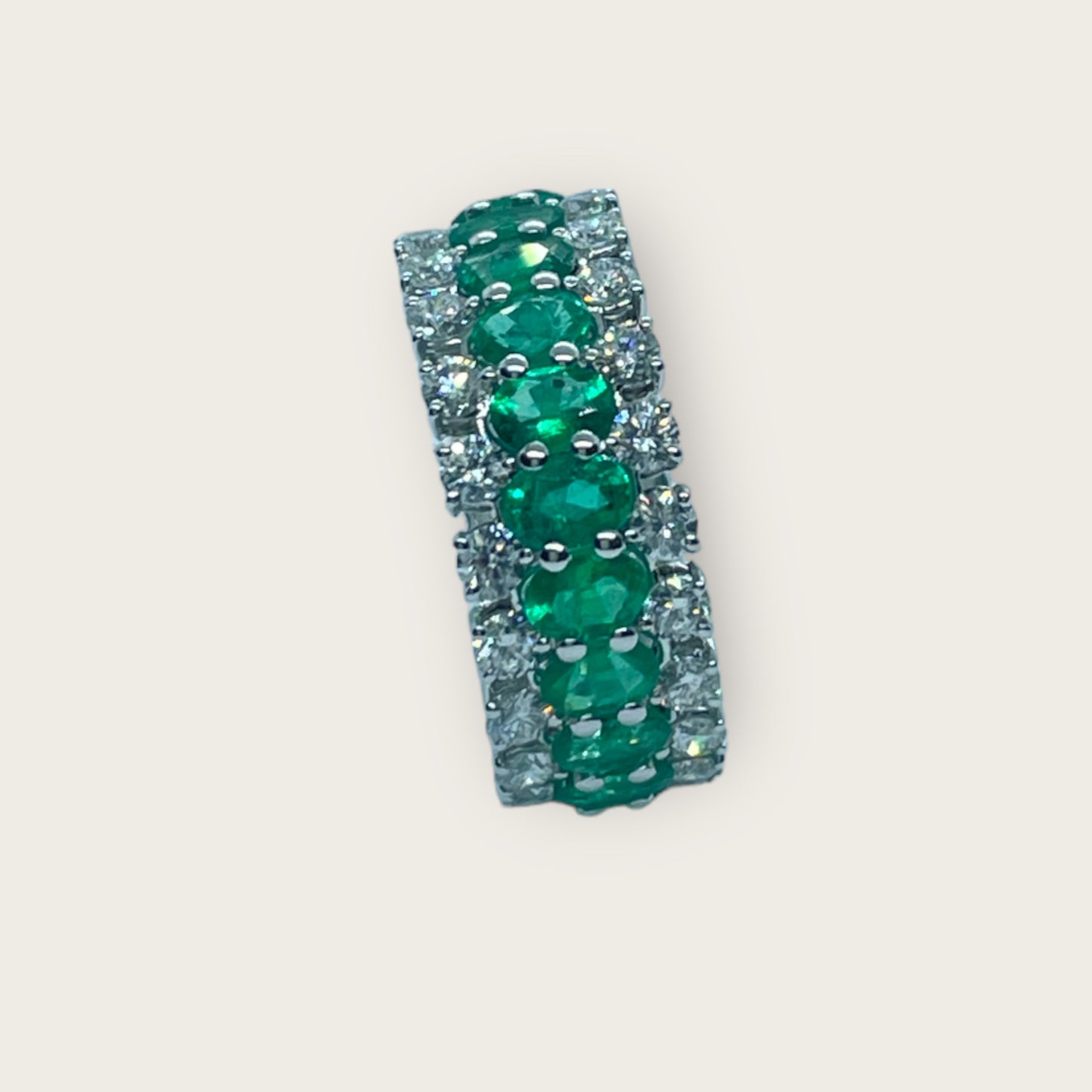 Anello a fascia in oro con diamanti e smeraldi Crivelli