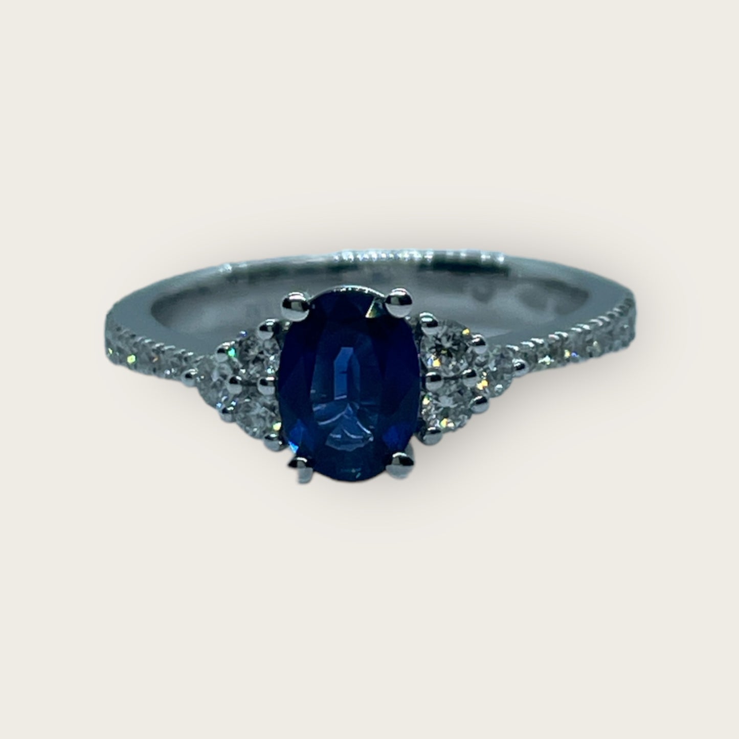 Anello in oro con diamanti e zaffiro Crivelli