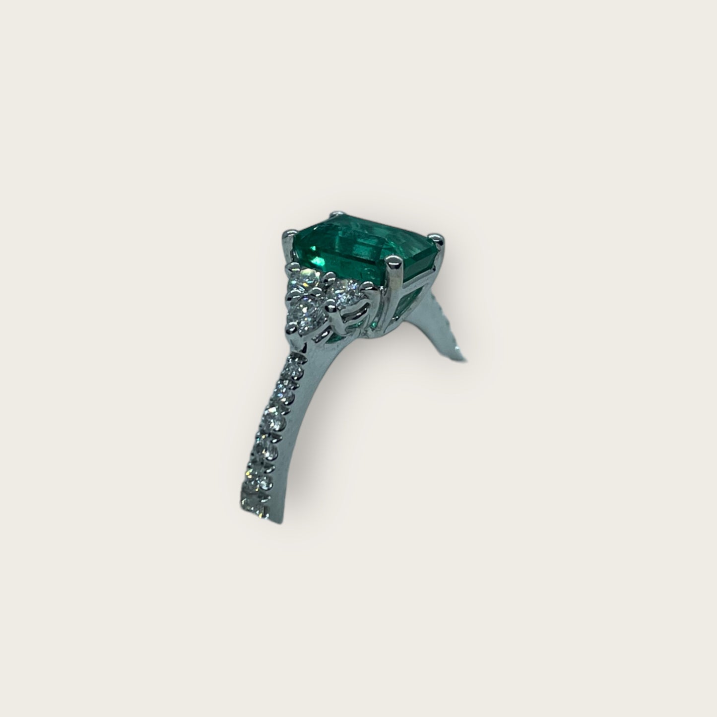 Anello in oro con diamanti e smeraldo Crivelli