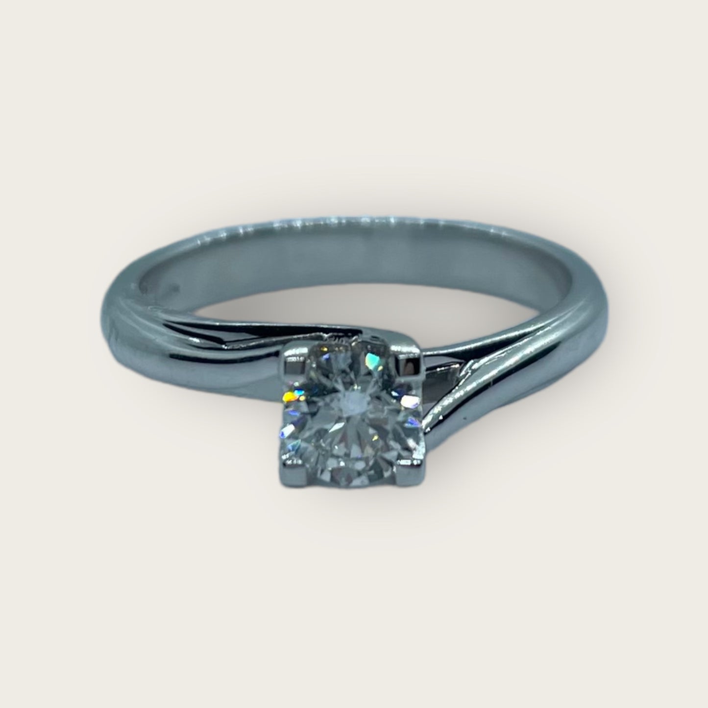 Anello solitario in oro con diamanti Crivelli