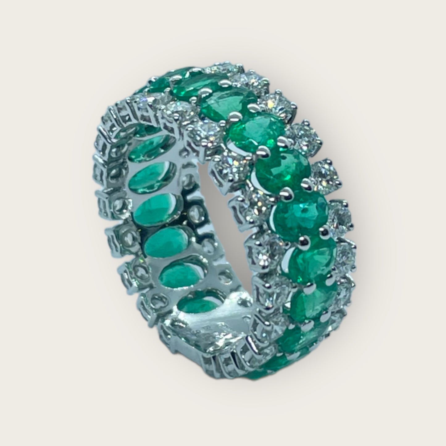 Anello a fascia in oro con diamanti e smeraldi Crivelli
