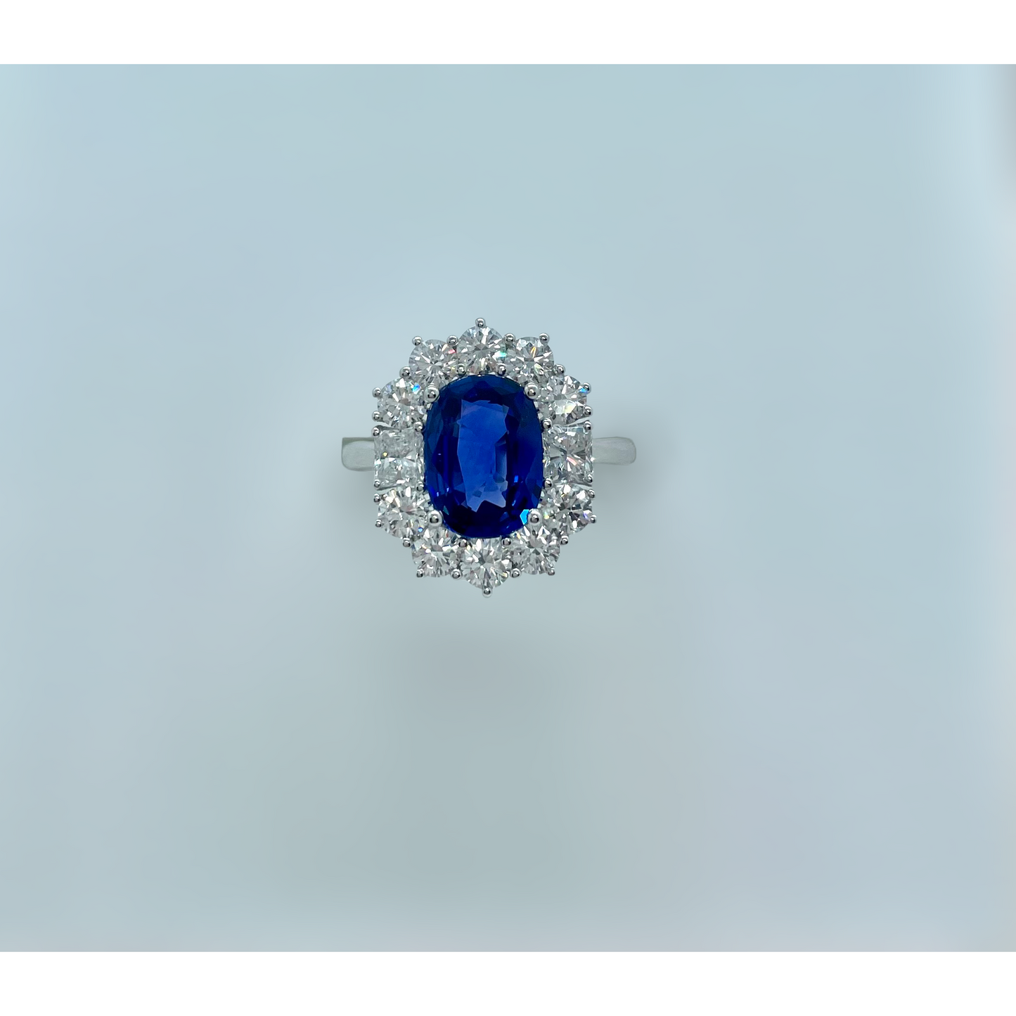 Anello in oro con diamanti e zaffiri Crivelli
