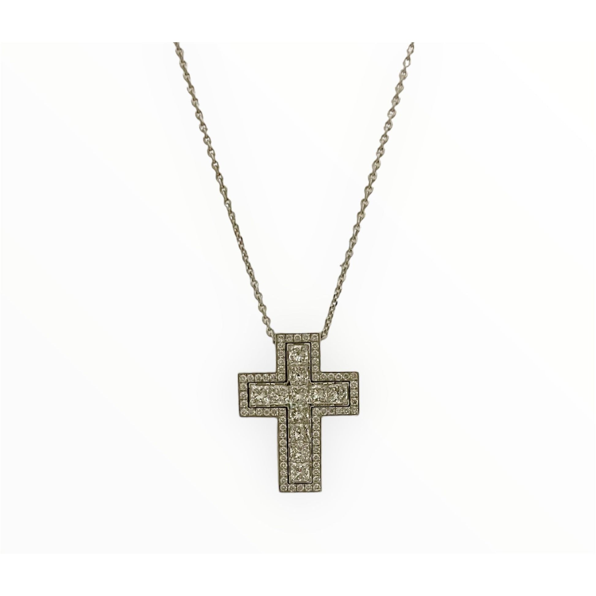 Collana girocollo con croce color oro a strati con medaglia di Collana girocollo con croce color oro a strati con medaglia di
